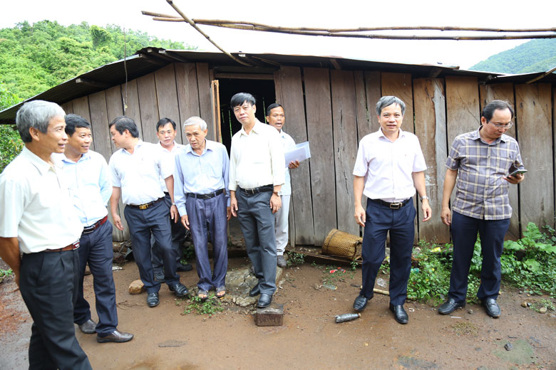 Ngôi nhà đã xuống cấp của chị Va Ri Nhông Thị Mão sẽ được tháo dỡ để lấy mặt bằng xây dựng 