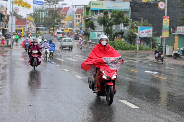 Ảnh hưởng áp nhiệt đới trên Biển Đông: Lâm Đồng cảnh báo lũ quét, ngập cục bộ