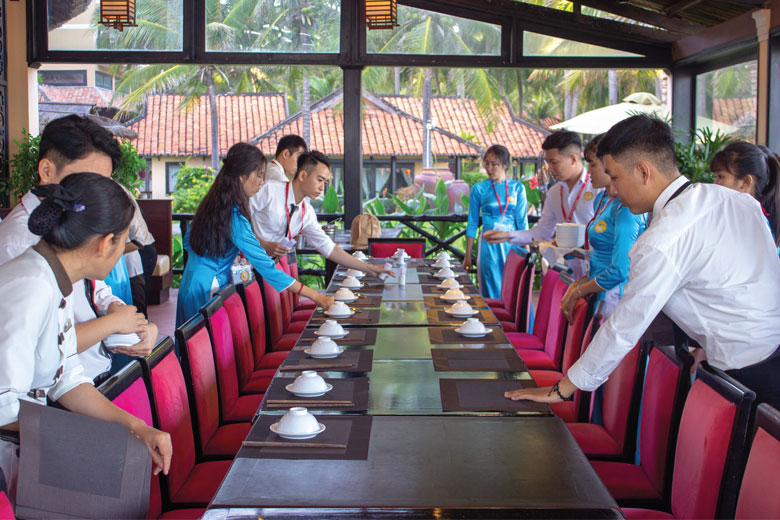 Sinh viên Đại học Phan Thiết trong giờ học thực hành tại doanh nghiệp