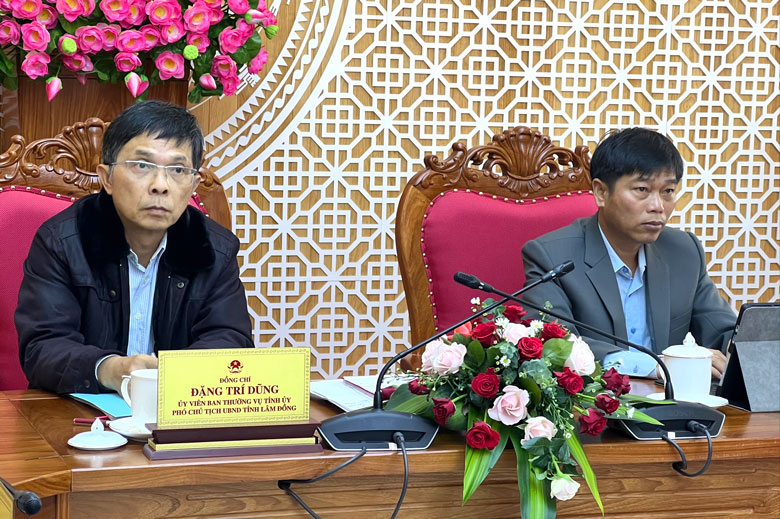 Ông Đặng Trí Dũng - Phó Chủ tịch UBND tỉnh Lâm Đồng và ông Huỳnh Minh Hải - Giám đốc sở Thông tin và truyền thông tỉnh Lâm Đồng