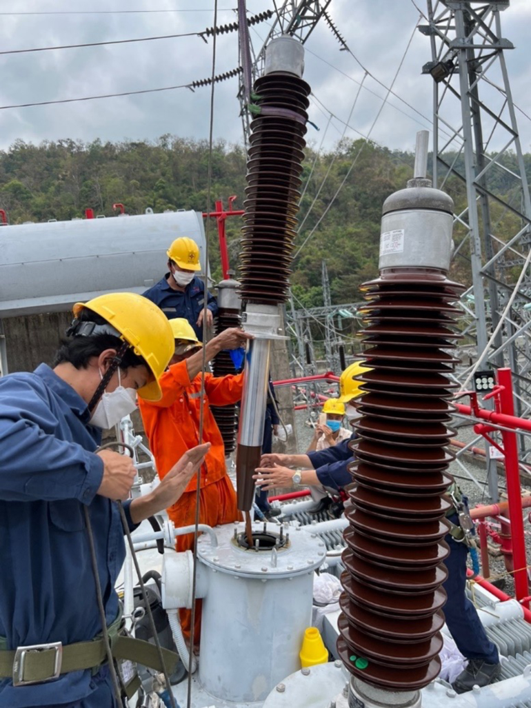 Thay sứ xuyên 110kV Máy biến áp AT4 ngày 20/2/2022