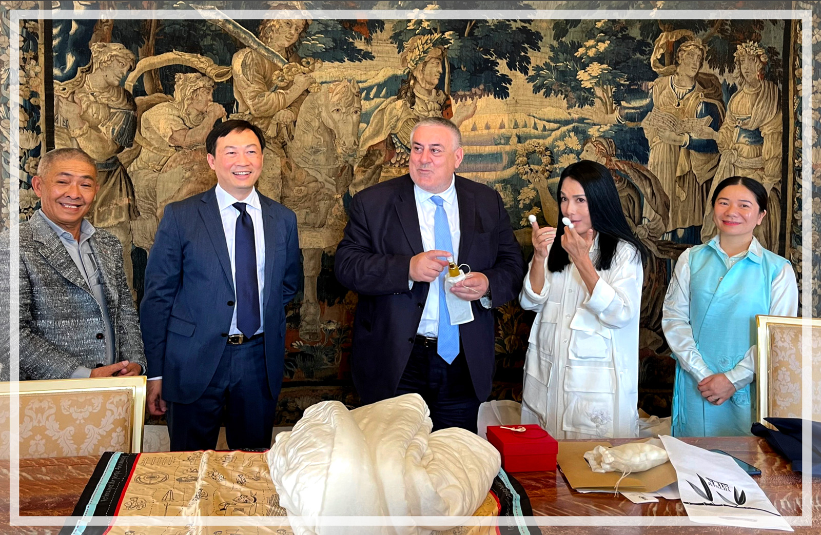 (Từ trái sang) Ông Huỳnh Tấn Phước, Đại sứ Dương Hải Hưng, Chủ tịch vùng Como, NTK Minh Hạnh, bà Phùng Thị Hằng (Phó Giám đốc Công ty TNHH VietNam Silk House) và quà tặng là các sản phẩm từ quá trình sản xuất tơ lụa Bảo Lộc