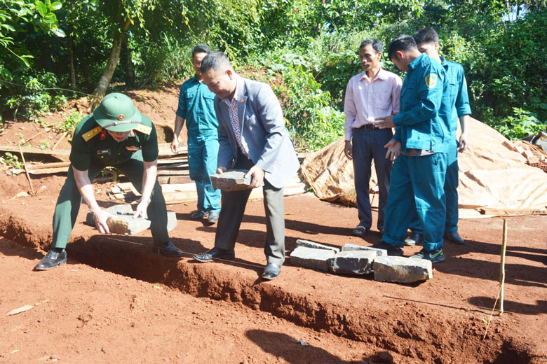 Đại diện các đơn vị tham dự lễ khởi công xây dựng “Nhà tình nghĩa quân – dân”