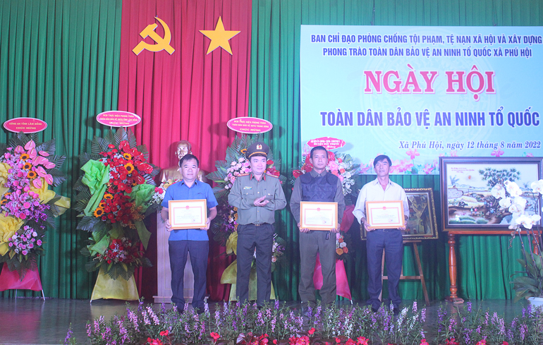 Đại tá Trương Minh Đương - Ủy viên Ban Thường vụ Tỉnh ủy – Giám đốc Công an tỉnh, trao giấy khen của Công an tỉnh cho các tập thể, cá nhân