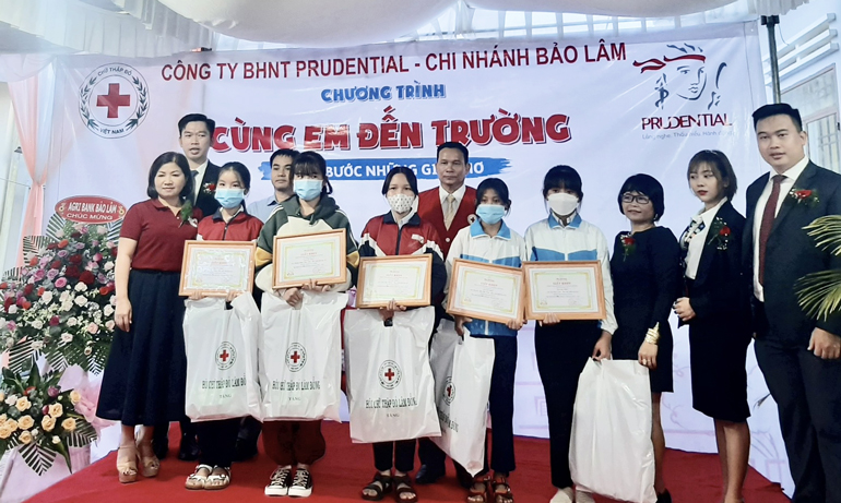 Chương trình “Cùng em đến trường” trao quà cho học sinh THCS tại huyện Bảo Lâm