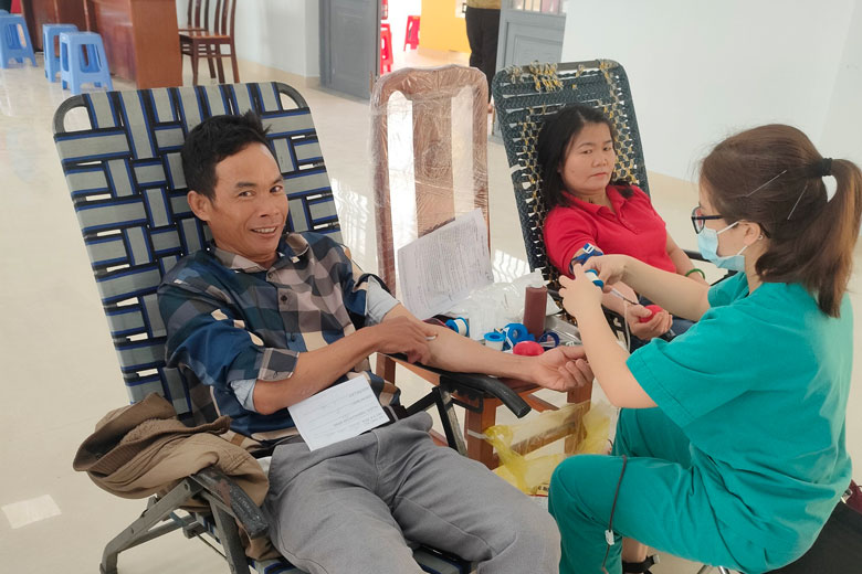 Đông đảo cán bộ, công chức, người lao động và Nhân dân trên địa bàn 2 xã Ninh Gia và Phú Hội tham gia ngày hội hiến máu