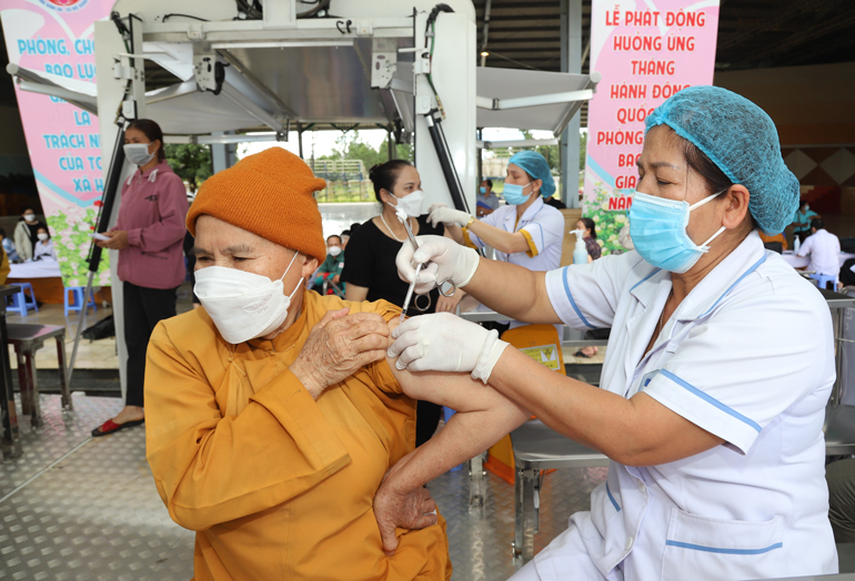 Các tu sĩ đến tiêm vắc xin phòng Covid-19 tại lễ phát động