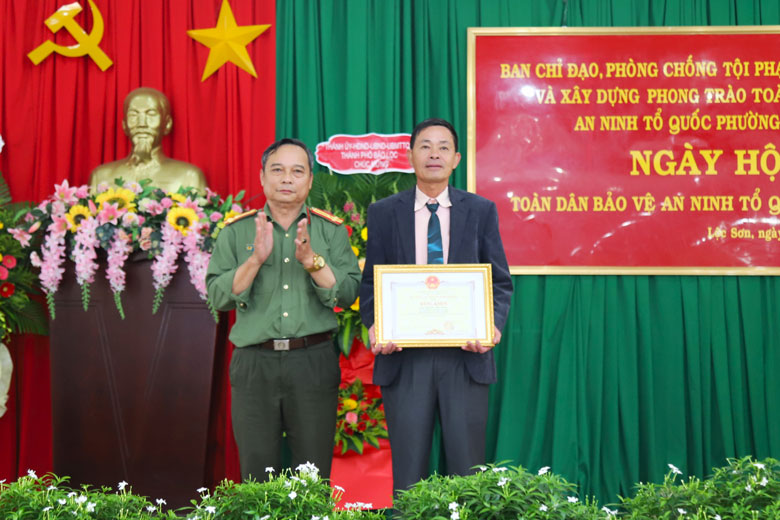 Trao bằng khen của UBND Lâm Đồng cho cá nhân có nhiều đóng góp trong phong trào toàn dân bảo vệ an ninh Tổ quốc