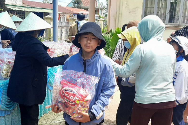 Đoàn từ thiện trao quà cho các em học sinh có hoàn cảnh khó khăn trên địa bàn xã Tân Thượng, huyện Di Linh