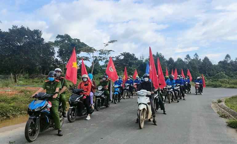 Thanh niên Đam Rông ra quân tuyên truyền tiêm vắc xin phòng Covid-19