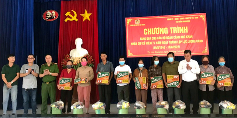 Đạ Huoai: Tặng quà nhân kỷ niệm Ngày thành lập lực lượng Công an Nhân dân