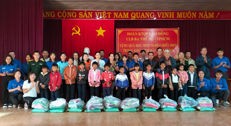 Lãnh đạo Đoàn Kinh tế Quốc phòng Lâm Đồng trao quà cho các em học sinh nghèo ở xã Đạ K’Nàng, Đam Rông