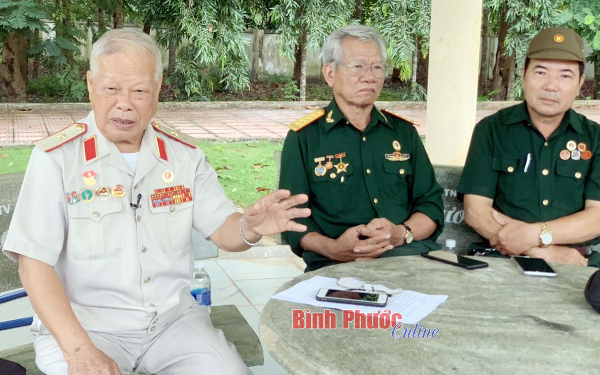 Thiếu tướng Nguyễn Ngọc Doanh, nguyên Chính ủy Trung đoàn 141, Sư đoàn 7, nguyên Phó tư lệnh Chính trị Quân đoàn 4 cùng đồng đội và các cựu chiến binh huyện Hớn Quản, tỉnh Bình Phước ôn lại kỷ niệm những ngày tham gia chiến đấu tại Chốt chặn Tàu Ô