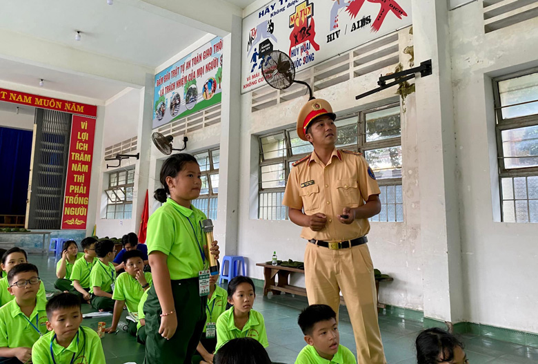 Công an huyện Đạ Tẻh tăng cường tuyên truyền Luật Giao thông cho các em học sinh 