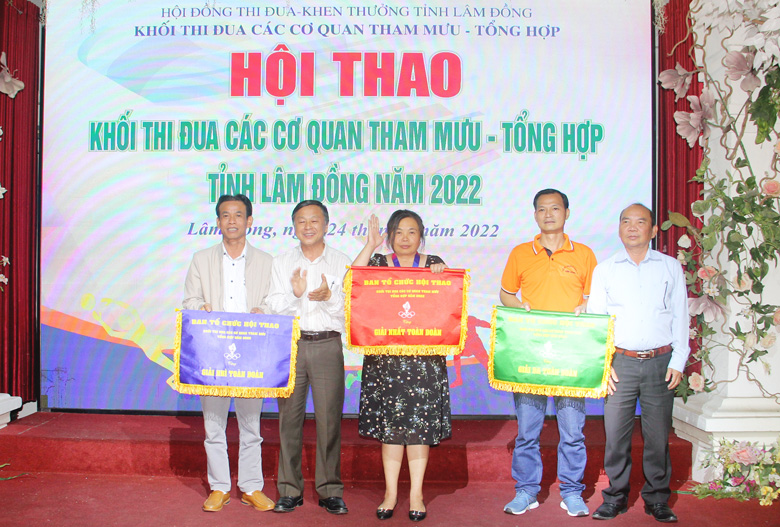 Trao cờ cho các đội đoạt giải nhất, nhì, ba toàn đoàn