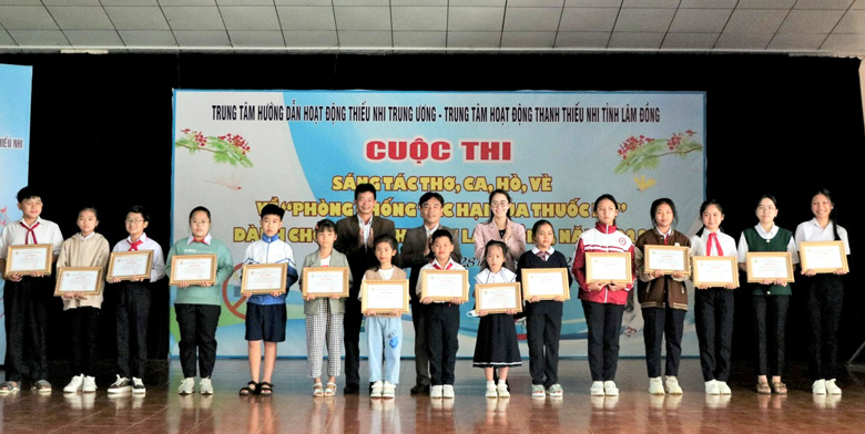 Trung tâm Hoạt động Thanh thiếu nhi tỉnh trao giải Cây bút triển vọng cho các em thí sinh có tác phẩm xuất sắc trong cuộc thi