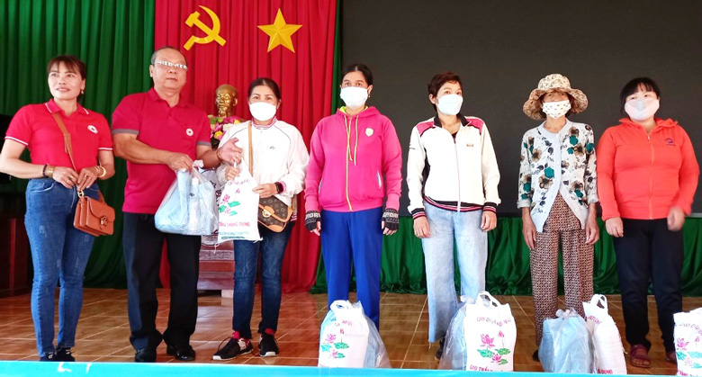 Hội Chữ thập đỏ TP Bảo Lộc cùng nhà tài trợ trao tặng quà cho người khó khăn xã Lộc An
