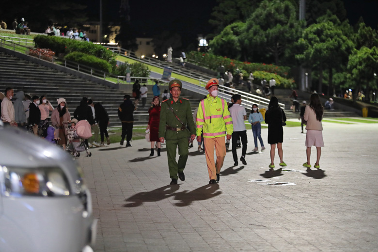 Lực lượng bảo đảm trật tự đô thị đi tuần, kiểm tra xung quanh Quảng trường Lâm Viên chiều tối 28/8. Các hoạt động kinh doanh xe điện và các dịch vụ khác ở khu vực sân chính quảng trường không còn tái diễn