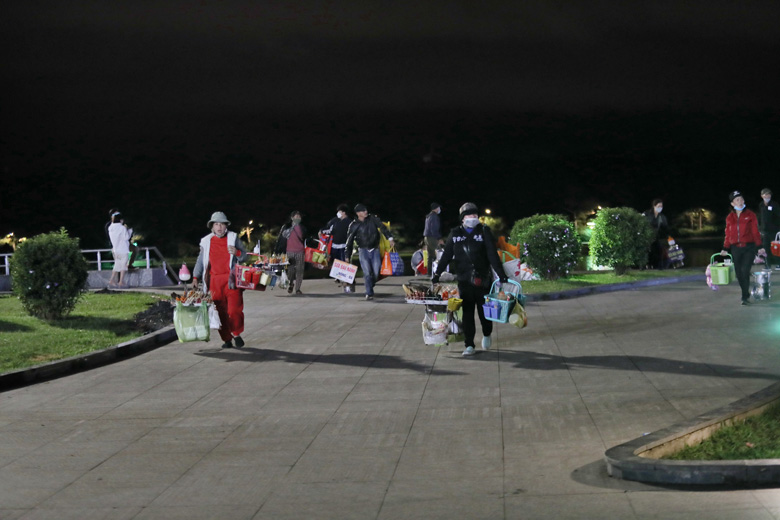 Khoảng 21h tối 28/8, nhiều người canh lực lượng chức năng rời đi để mang ghế, đồ ăn, nước uống ra phía trên Quảng trường Lâm Viên buôn bán