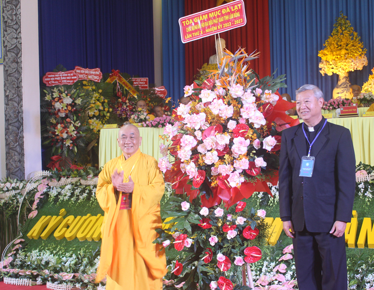 Tặng hoa chúc mừng Đại hội