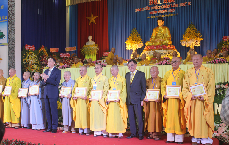 Tặng kỷ niệm chương, bằng khen cho các tập thể, cá nhân có đóng góp tích cực cho hoạt động phật sự tỉnh nhiệm kỳ IX