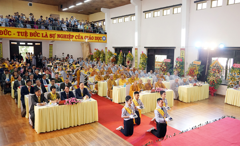 Tiết mục phật tử dâng hoa chúc mừng Đại hội. Ảnh: Minh Đạo