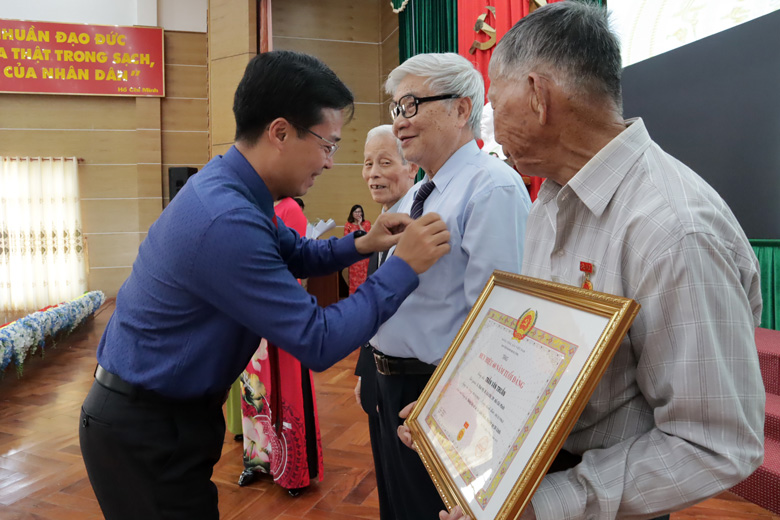 Huyện uỷ Di Linh trao tặng Huy hiệu Đảng đợt 2/9