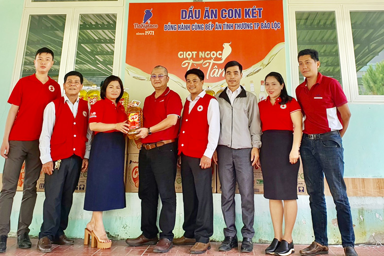Chương trình tặng dầu ăn cho các bếp ăn tình thương tại 2 bệnh viện đóng tại TP Bảo Lộc để phục vụ bữa ăn miễn phí cho bệnh nhân và người nhà bệnh nhân có hoàn cảnh khó khăn