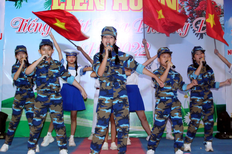 Tiết mục hát múa của các em học sinh về biển đảo quê hương trong lễ bế mạc