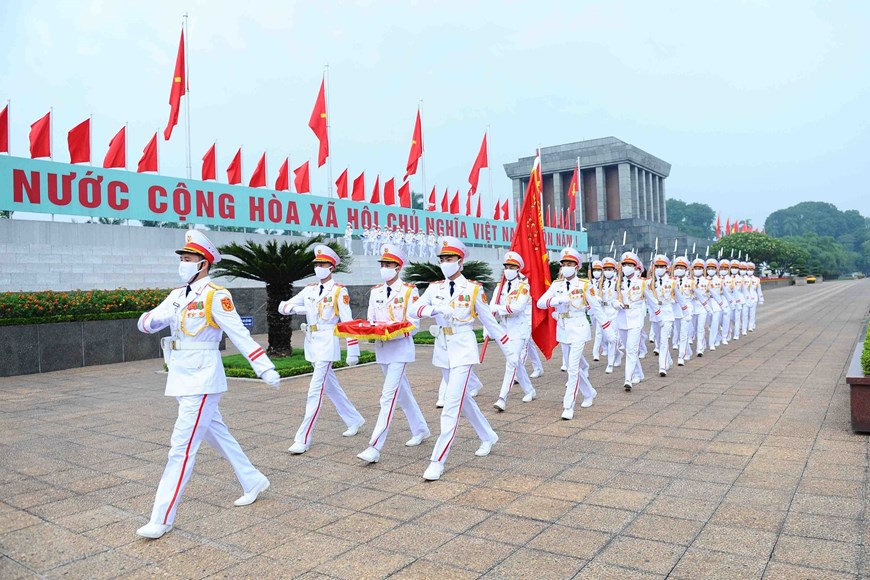 Đội tiêu binh diễu hành qua cửa Lăng Bác. (Ảnh: Minh Đức/TTXVN)