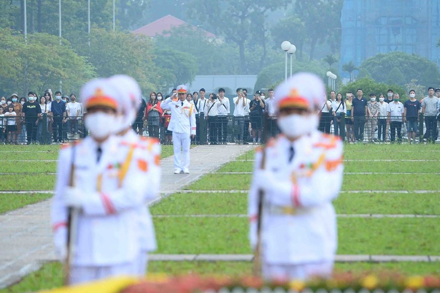 Rất nhiều người dân có mặt tại Quảng trường Ba Đình để chứng kiến khoảnh khắc thiêng liêng này. (Ảnh: Minh Đức/TTXVN)