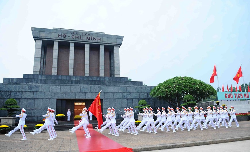 Đội tiêu binh diễu hành qua Lăng Bác. (Ảnh: Minh Đức/TTXVN)