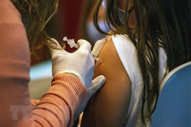 Nhân viên y tế chuẩn bị tiêm vaccine ngừa COVID-19 cho trẻ em tại Novi, Michigan, Mỹ.
