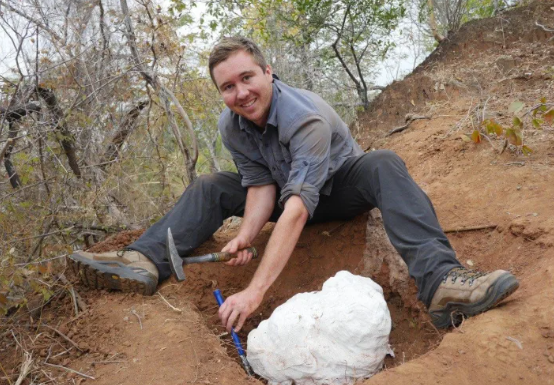 Christopher Griffin trong một lần khai quật ở Zimbabwe