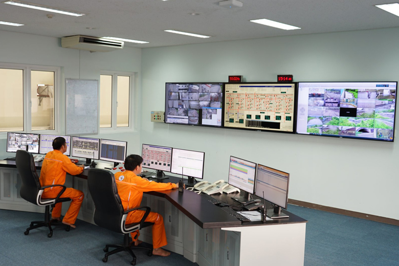 Vận hành phát điện tại phòng Điều khiển trung tâm Nhà máy Thủy điện Đại Ninh