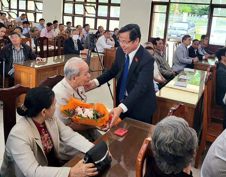 Đồng chí Nguyễn Văn Triệu – Bí thư Thành ủy Bảo Lộc trao Huy hiệu 70 năm tuổi Đảng cho 2 đảng viên