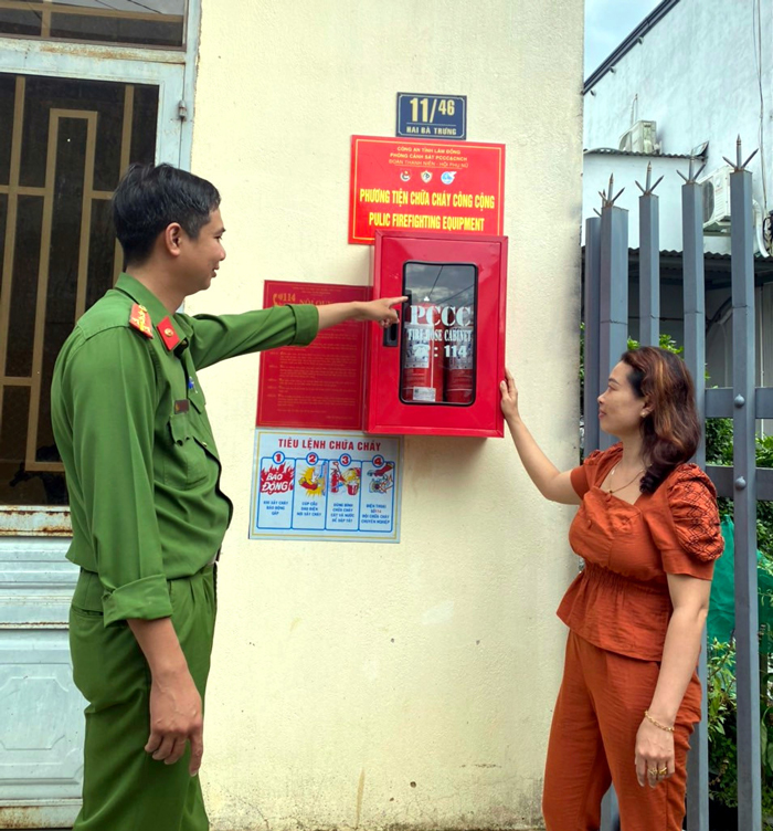 Công an huyện Đạ Huoai hướng dẫn người dân sử dụng phương tiện chữa cháy đặt tại Điểm chữa cháy công cộng