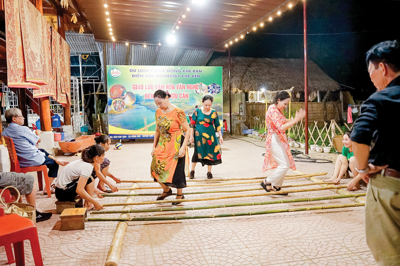 Hòa chung điệu múa sạp văn hóa Thái