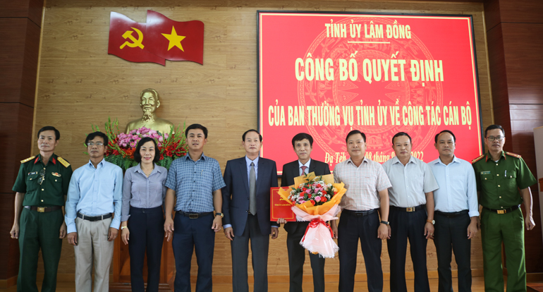 Các đồng chí Ban Thường vụ Huyện ủy Đạ Tẻh chụp ảnh lưu niệm tại lễ công bố quyết định