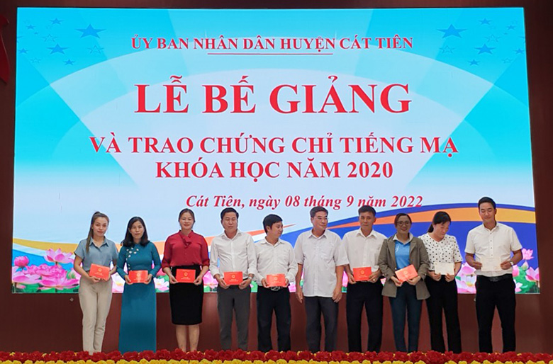 Cát Tiên: Trao chứng chỉ cho 44 học viên lớp đào tạo tiếng dân tộc Mạ