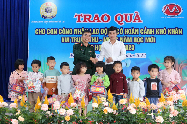 Tặng quà Trung thu cho các cháu có hoàn cảnh khó khăn