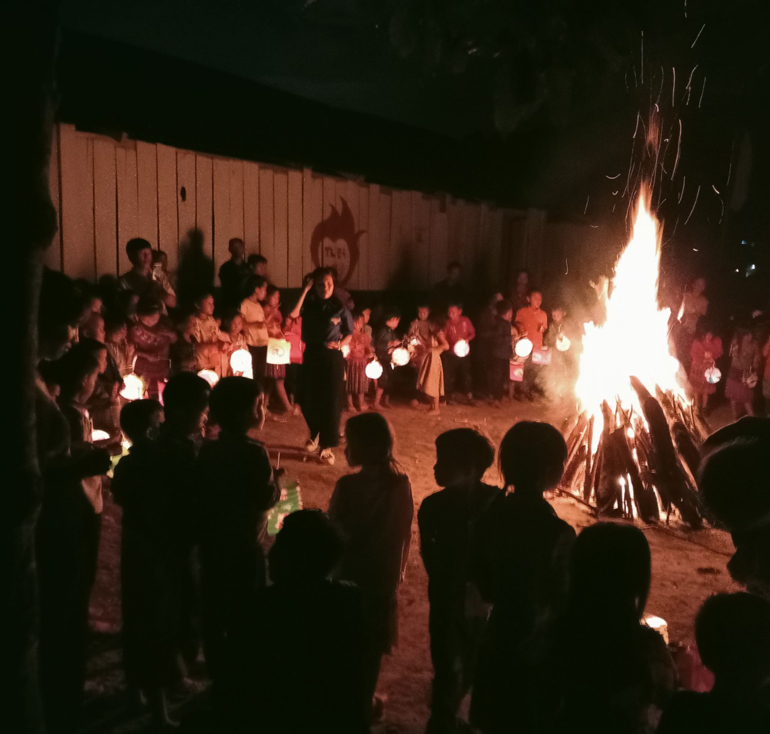 Các trẻ em người Mông rước đèn lồng quanh ngọn lửa sáng thay cho ánh điện
