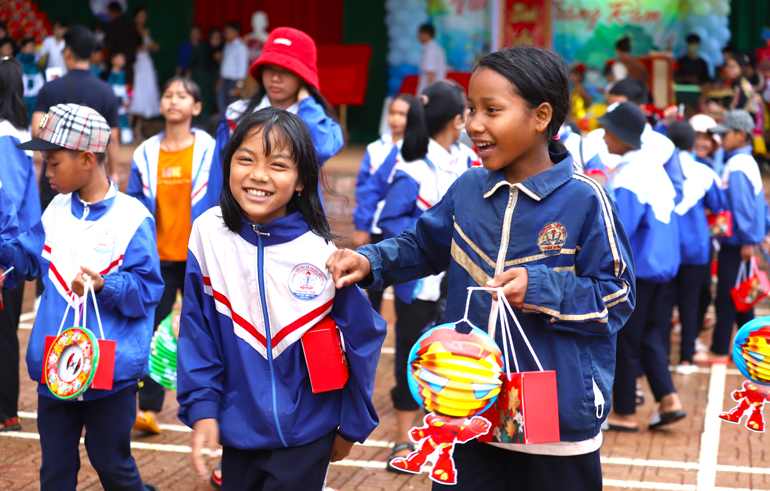 Trẻ em đồng bào dân tộc thiểu số xã Lộc Tân vui tươi khi được nhận quà trung thu