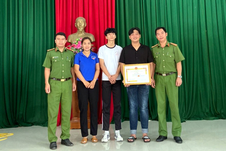 Đoàn viên Lưu Bảo Đại nhận giấy khen của Chủ tịch UBND huyện Đạ Huoai