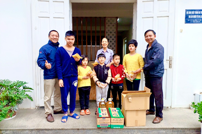 Hội Đầu bếp chuyên nghiệp Lâm Đồng trao quà Trung thu cho thiếu nhi ở Mái ấm khiếm thị Đà Lạt