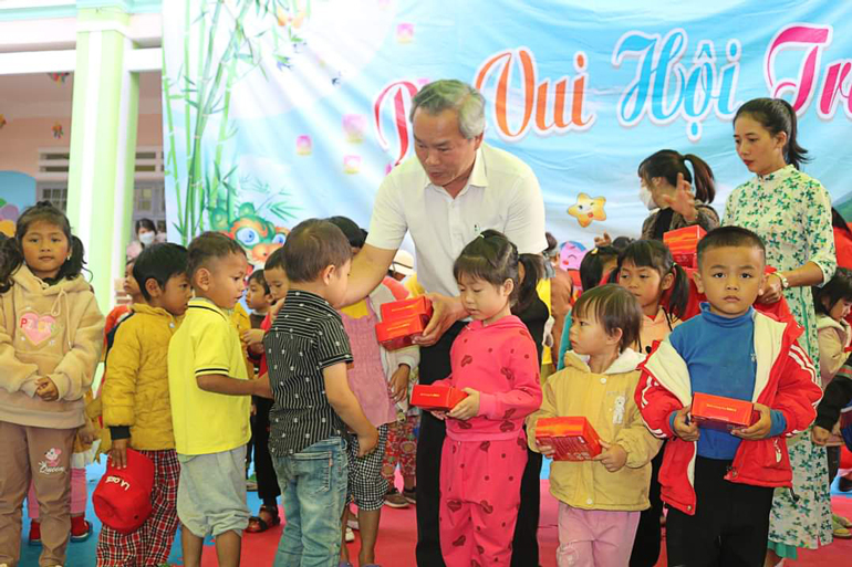 Ông Đường Anh Ngữ - Phó Chủ tịch Thường trực Ủy ban MTTQ Việt Nam tỉnh trao quà trung thu cho trẻ em xã Đạ Nhim