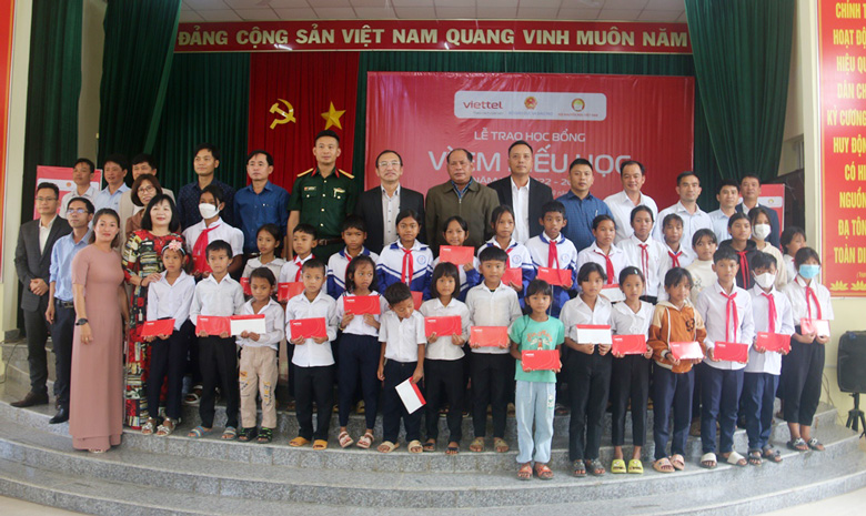 Thiếu tá Phùng Bá Thắng – Giám đốc Viettel Lâm Đồng cùng lãnh đạo Sở Giáo dục - Đào tạo Lâm Đồng, UBND huyện Đam Rông trao học bổng cho các em học sinh nghèo