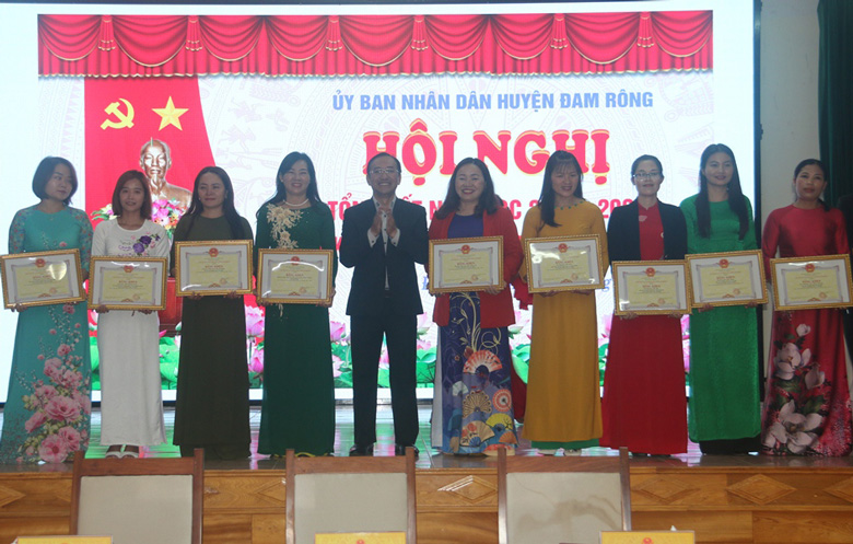 Các đồng chí lãnh đạo Sở Giáo dục - Đào tạo, huyện Đam Rông trao danh hiệu tập thể lao động xuất sắc các tập thể, trao Bằng khen của UBND tỉnh các đơn vị và cá nhân xuất sắc