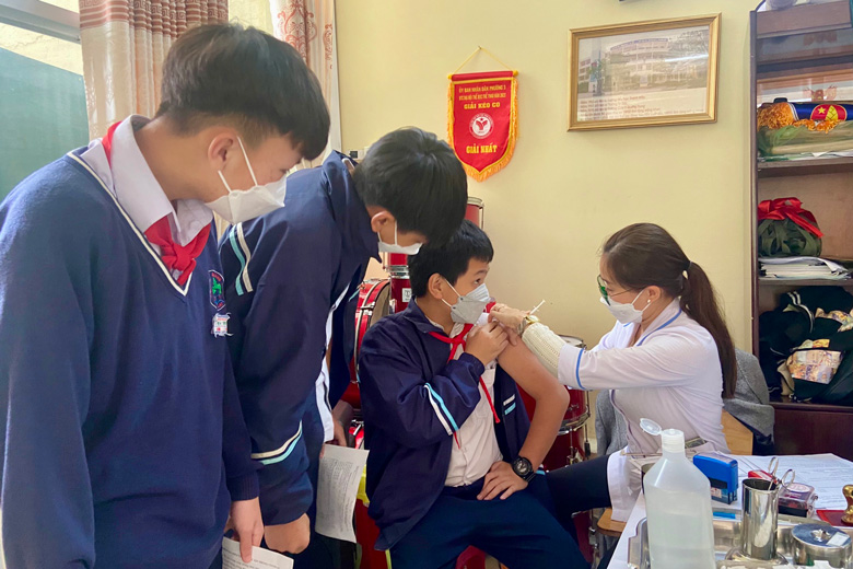 Tiêm vắc xin phòng Covid-19 lưu động tại TP Đà Lạt
