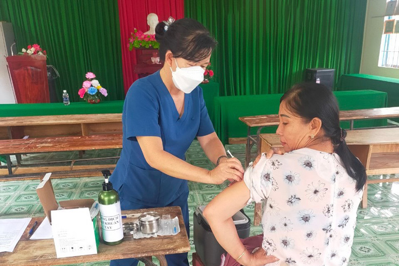 Lực lượng y tế Cát Tiên thành lập gần 30 tổ tiêm lưu động để đảm báo tiến độ